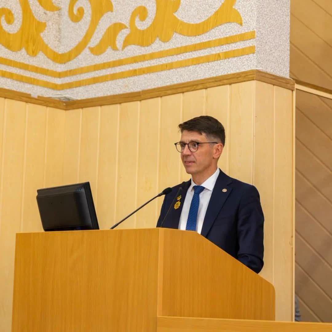 Обыски прошли в доме главы исполкома Лениногорского района Марата Гирфанова. Предварительно, его подозревают во взятке и растрате бюджета. В 2017-м Гирфанов руководил Альметьевским исполкомом. По данным следствия, тогда и помог ООО "Альфа Групп" арендовать 1,3 гектра земли под строительство человейника на Новикова за 2 миллиона в год. Попутно отправил в Минземимущество письмо — якобы фирма пообещала передать исполкому детский садик. Безвозмездно. В 2020 многоэтажку достроили, а детсад в собственности администрации так и не появился. По указке самого Гирфанова исполком выкупил его за 76 лямов. Предварительно, после этого у Марата появилась квартира в новостройке от "Альфа Групп". Год назад он продал её за 7 млн. В своём тг-канале Гирфанов признался, что вчера и правда был у силовиков. Уверен, что следователи во всём разберутся и примут верное решение.