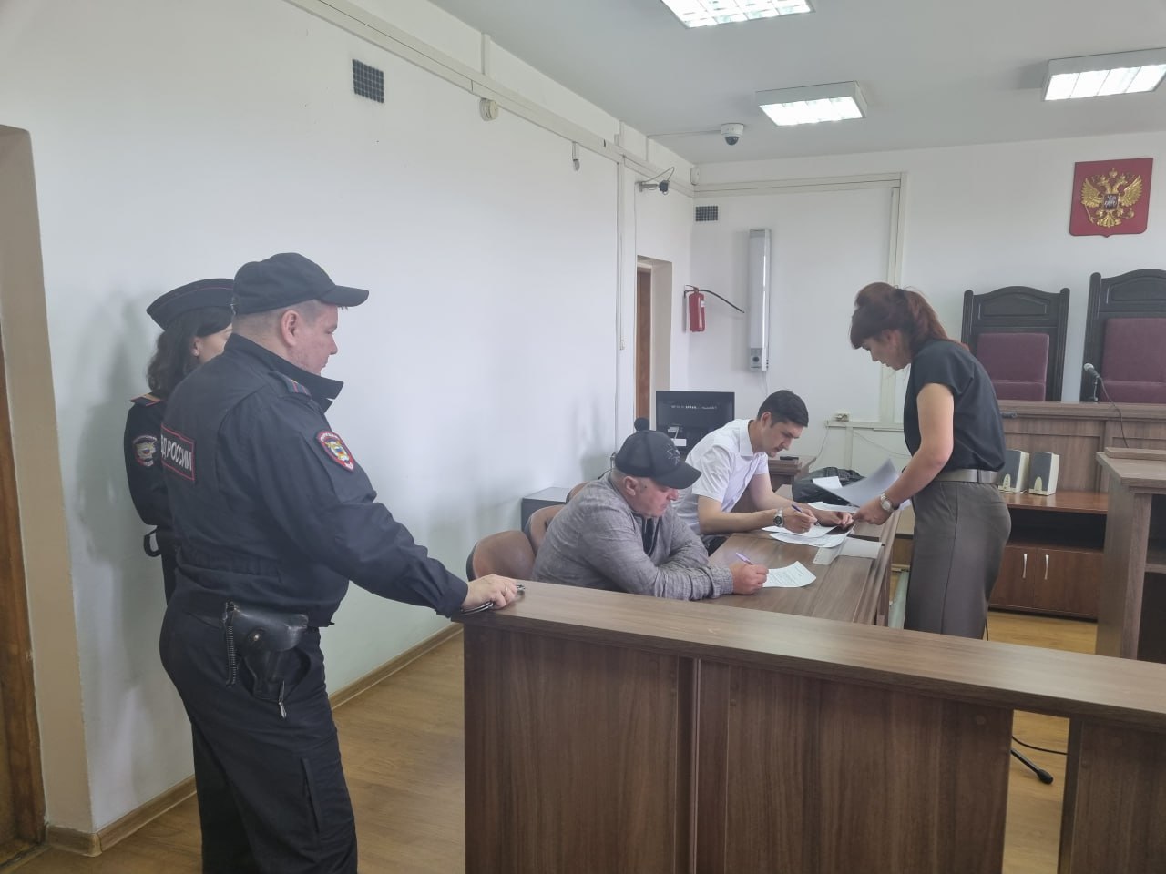 20 лет колонии: вынесен приговор соратнику смотрящего за Забайкальем Суд приговорил Гогиту Гвишиани Джоника к 20 годам лишения свободы в колонии строгого режима и штрафу в 1 млн рублей за участие и руководство структурными подразделениями преступного сообщества Георгия Углавы, известного как «вор в законе» Тахи. С 2008 по 2014 годы под его руководством в Забайкалье было совершено 43 тяжких и особо тяжких преступления — кражи, грабежи, вымогательства. Приговор пока не вступил в силу. Гвишиани взяли под стражу прямо в зале суда. Напомним, ранее к длительным срокам были приговорены и другие фигуранты дела, включая самого создателя ОПГ — Георгия Углаву «Тахи» . ZAB.RU