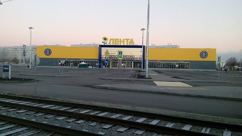 Лента в III квартале нарастила выручку на 26 8 EBITDA на 15 5 Группа Лента по итогам III квартала 2025 года увеличила выручку по сравнению с аналогичным периодом прошлого года на 26 8 до 267 5 млрд рублей говорится в сообщении компании LfL выручка выросла на 10 4 на фоне роста среднего чека на 11 1 Трафик при этом снизился на 0 6 Валовая прибыль поднялась на 32 6 до 61 3 млрд рублей Валовая рентабельность увеличилась до 22 9 с 21 9 годом ранее EBITDA повысилась на 15 5 и достигла 19 6 млрд рублей Рентабельность по EBITDA в III квартале 2025 года зафиксирована на уровне 7 3 против 8 1 годом ранее К снижению показателя привело увеличение коммерческих общехозяйственных и административных расходов на 35 9 которое превысило рост валовой рентабельности отмечается в сообщении Чистая прибыль выросла в 1 9 раза до 8 2 млрд рублей В отчетном периоде ритейлер открыл 301 магазина у дома 101 дрогери магазин и 9 супермаркетов net с учетом закрытий Общая торговая площадь выросла на 21 составив 2 88 млн кв м на фоне открытий формата магазинов у дома и приобретения дрогери сети Улыбка радуги и Молния Чистый долг на 30 сентября 2025 года по МСФО 17 вырос до 71 5 млрд рублей с 60 9 млрд рублей в декабре 2024 года Соотношение чистого долга к EBITDA находится на уровне конца прошлого года 0 9х