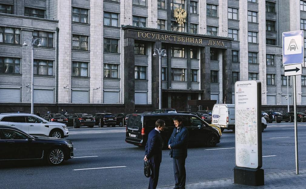 С 1 июля в России вступают в силу важные изменения: По всей стране вырастут тарифы на коммунальные услуги — в среднем на 11,9%. В Москве рост будет около 15%. Ужесточаются правила выдачи ипотеки. Вводятся лимиты по первоначальному взносу и долговой нагрузке заемщика. Вводятся социальные вклады для получателей господдержки. Сумма ограничена 50 тыс. рублей, а проценты будут начисляться отдельно. Изменяются требования к экзаменам для мигрантов. Станет больше заданий по аудированию, вводятся минимальные баллы. Подать документы по административным делам теперь можно будет онлайн, без визита в суд. Вводится обязательная маркировка для косметики, соусов, специй, уксуса и других товаров. Все операции с персональными данными теперь должны проходить только в России. Силовым структурам открыт доступ к нужным системам.