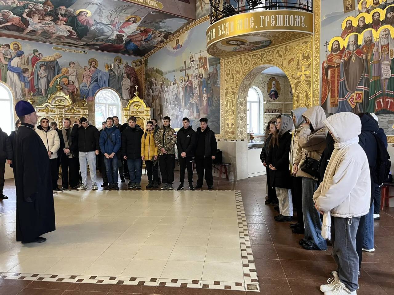 В день памяти преподобного Серафима Саровского 15 января 2025 года состоялась встреча студентов Кубанского казачьего государственного института пищевой индустрии и бизнеса со своим духовником настоятелем храма святого Александра Невского города Темрюка протоиереем Виталием Колмыком Священнослужитель рассказал собравшимся о жизни преподобного Серафима Саровского представив ее как пример глубокой духовности Кроме того отец Виталий поговорил со студентами о приближающихся праздниках Богоявлении и Крещении Господнем объяснив их смысл взаимосвязь и значение связанных с ними церковных традиций Фото temryukorthodoxchurch КАЗАКИ Темрюкского РКО ВК