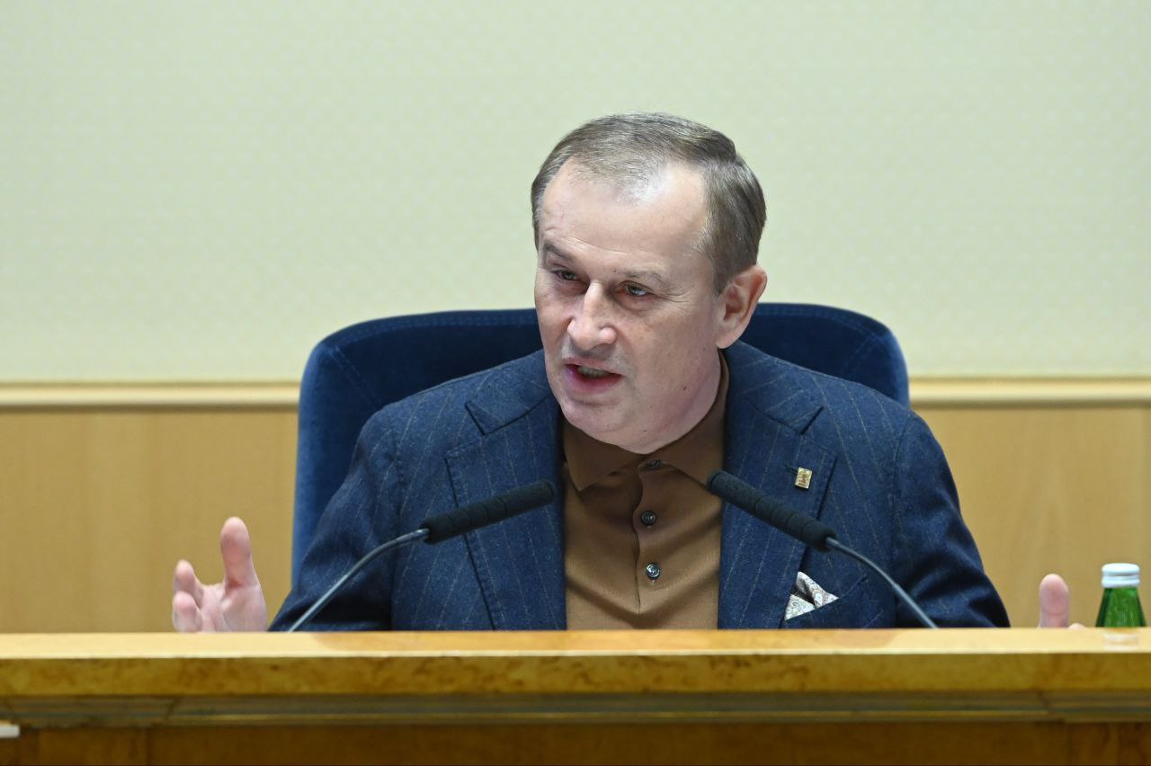 Часть региональной выплаты на рождение ребенка можно будет получить еще ДО родов Об инициативе которую завтра он внесет на рассмотрение Заксобрания Александр Дрозденко сообщил сегодня на встрече с депутатами Мы разрешим частично использовать эти средства еще до рождения ребенка чтобы помочь родителям покрыть предстоящие расходы Это принципиально новая гибкая форма поддержки заявил губернатор Изменения коснутся единовременного пособия при рождении ребенка которое выплачивается в Ленинградской области начиная с первого и каждого последующего ребенка При этом для получения выплаты потребуется обязательная регистрация рождения в Ленинградской области Александр Дрозденко также поделился положительной статистикой Впервые у нас пошла аккуратная и осторожная тенденция роста рождений первых детей Мы вошли в пятерку регионов лидеров по итогам августа