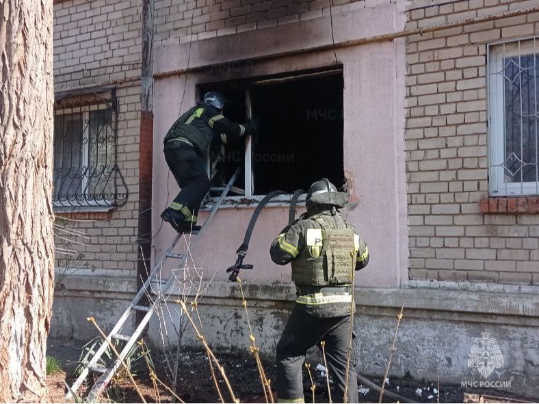 В результате пожара в поселке Зеленое Скадовского округа погиб человек  "В 08:55 поступило сообщение о пожаре в поселке Зеленое - горела квартира в многоквартирном доме, погиб человек. В 10:00 пожар был ликвидирован", - сообщили в ведомстве.    Напоминаем, что при возникновении любой чрезвычайной ситуации необходимо срочно звонить в службу спасения по телефону 112.    Радио Таврия - подписаться