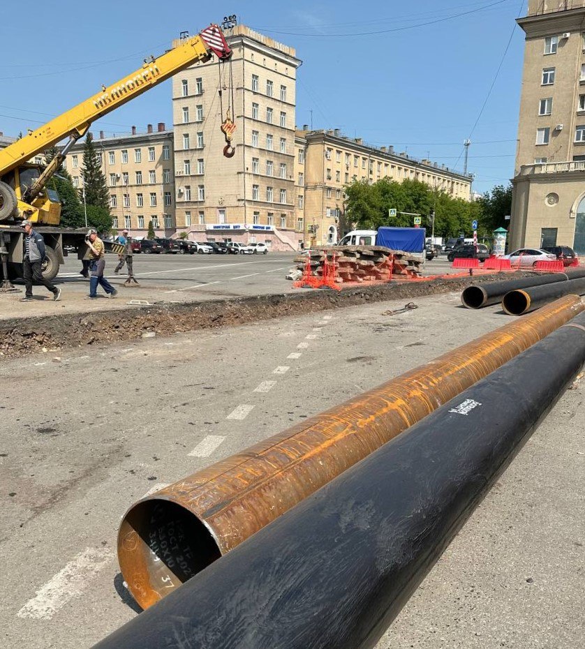 Капитальный ремонт теплотрассы на проспекте Ленина подходит к завершению В рамках региональных программ «Модернизация объектов коммунальной инфраструктуры Челябинской области» и «Большой ремонт 74» завершается замена участка теплосети возле МГТУ имени Г.И. Носова. Реализация проекта повысит надежность системы теплоснабжения и улучшит качество услуг для горожан. Вместо старых труб, выработавших свой срок службы, специалисты проложили новые, с современной теплоизоляцией, что позволит привести технические характеристики к нормативным и обеспечить качественное и бесперебойное теплоснабжение и горячее водоснабжение. Основные работы уже выполнены, протяженность ремонта составила 588 метров. Сейчас специалисты готовят территорию к укладке асфальта.