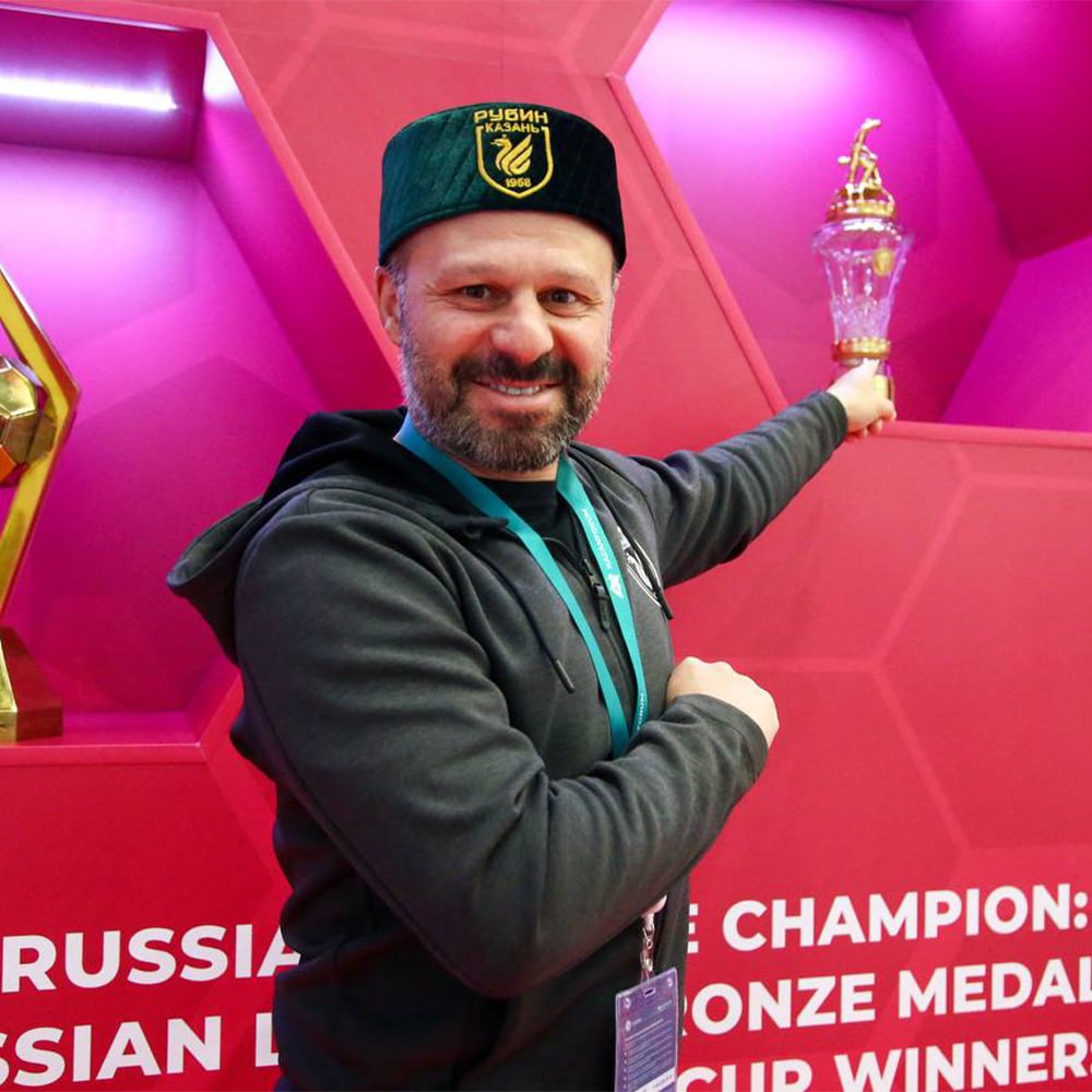 Гекдениз Карадениз покинул пост главного тренера Рубина 2 У 46 летнего турецкого специалиста закончился контракт который не был продлен Исполняющим обязанности главного тренера команды назначен Андрей Федоров Подписывайтесь на РИА Новости Спорт в MAX