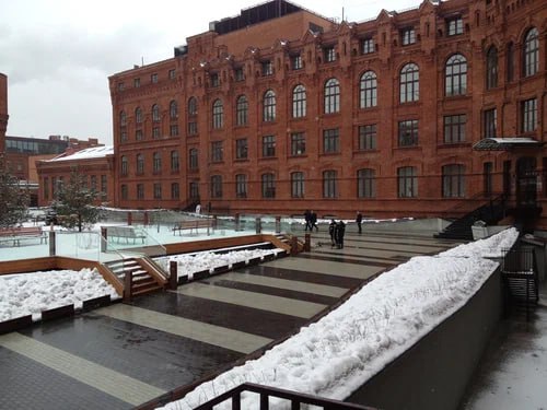 День ЧП продолжается   Из столичного офиса Интер РАО Электрогенерация на Большой Пироговской эвакуировались более 100 сотрудников после того как на первом этаже здания была обнаружена подозрительная коробка Как сообщает РИА со ссылкой на экстренные службы в коробке оказались игрушки   Полиция изъяла найденную коробку Сотрудники компании вернулись на свои рабочие места   Высокое напряжение