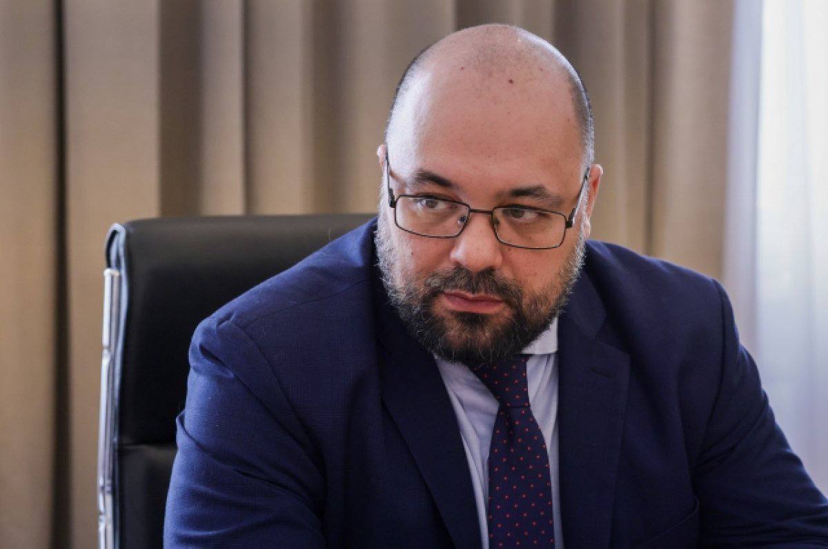 Министра строительства Красноярского края задержали по подозрению в превышении полномочий В Красноярске задержан министр строительства и ЖКХ региона Михаил Заскалько Как сообщает KrasMash чиновника подозревают в превышении должностных полномочий при распределении бюджетных средств Следственные органы пока не раскрывают деталей однако известно что проверка касается нескольких контрактов по программе капремонта Заскалько возглавил министерство в 2024 году после ухода Михаила Рабушко До этого он руководил управлением капитального строительства и курировал крупные инфраструктурные проекты Именно по линии бывшего работодателя сейчас по данным источников проходит основная часть запросов следствия Подпишись на НЮХАЧ