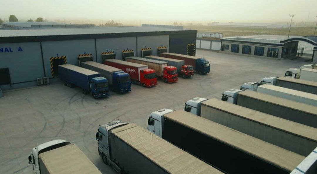 В Узбекистане 24 логистических центра получили статус международных сухих портов В перечень международных сухих портов в рамках соглашения ЭСКАТО ООН включили 24 транспортно логистических центра расположеноых в Узбекистане сообщил Минтранс В список вошли логистические центры 1 Ангрен 2 Бухара 3 Джизак 4 Коканд 5 Маргилан 6 Нукус 7 Раустан 8 Термез 9 Улугбек 10 Фаргона улгуржи савдо 11 Airitom Logistics Centre 12 Azia Trans Terminal 13 First Dry Port Terminal 14 Forward Trans Terminals 15 Highway Logistics Centre 16 Kungrad Cargo Impex 17 Multimodal Trans Terminal 18 Navoi Cargo 19 Orient Logistics Centre 20 Termez Cargo Centre 21 Terminal Services Invest Group 22 Texnopark 23 Universal Logistics Services 24 Uzbekistan Airports Cargo Из них 7 расположены в столице Узбекистана 4 в Ташкентской области 3 в Ферганской области 3 в Сурхандарьинской области 2 в Каракалпакстане а также по одному в Бухарской Джизакской Навоийской Наманганской и Самаркандской областях Ранее LogiStan писал о том что в конце октября 2025 года правительство Узбекистана утвердило создание реестра и рейтинга логистических центров для их включения в перечень международных сухих портов в рамках соглашения ЭСКАТО ООН Читайте также DP World и Tashkent Invest намерены построить в Ташкенте логистический терминал за 288 млн Logistan info Логистика Экономика