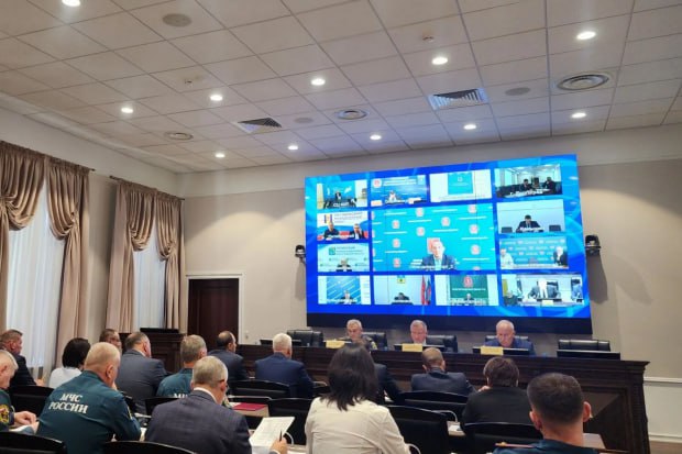 В Волгоградской области утвердили задачи для дорожников перед зимой На заседании региональной комиссии по предупреждению и ликвидации чрезвычайных ситуaций под председательством первого заместителя губернатора Валерия Бахина рассмотрели вопросы готовности к отопительному сезону и зимнему периоду Участники совещания определили дополнительные задачи для муниципалитетов и профильных служб vpravda ru obshchestvo v volgogradskoy oblasti utverdili zadachi dlya dorozhnikov pered zimoy 216891 Фото администрация Волгоградской области