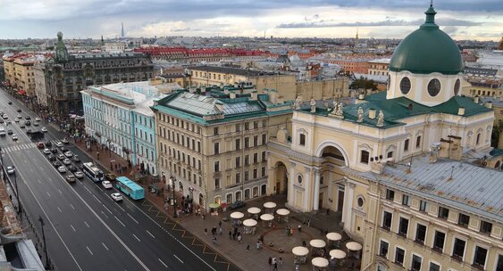 Власти Петербурга намерены убрать торговые тележки с Невского проспекта  Вернисаж у церкви Святой Екатерины на Невском проспекте могут убрать вслед за сносом сувенирных ларьков у Спаса на Крови.  Причина — в замечании комитета по благоустройству о несоответствии объектов федеральному законодательству или законам Петербурга.  Заинтересованные люди выходили на руководство города, художникам позволяли продолжить работу.  В 2022 году решением Дзержинского районного суда организацию признали прекратившей деятельность.  Вы за или против?    — За!   — Против, пусть будут!  ФЛЭШ ПИТЕР   ПРЕДЛОЖКА