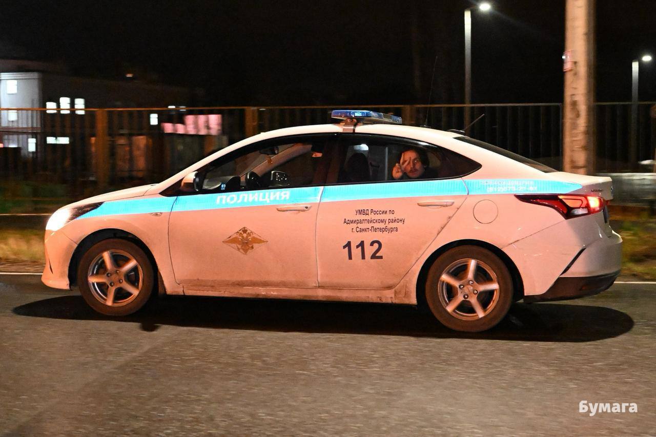 Гитариста стоптайм снова задержали на выходе из спецприемника Об этом сообщает корреспондент Бумаги Незадолго до времени когда Сашу должны были освободить к спецприемнику подъехала полицейская машина музыканта посадили сразу в нее Саша сегодня должен был освободиться в спецприемнике в Петергофе полностью отбыв свой второй арест 29 октября его арестовали на 13 суток по административному делу об организации массового пребывания граждан в общественном месте за концерт группы на Невском проспекте После первого ареста его задержали с применением силы Первый арест 16 октября Сашу арестовали на 12 суток по статье об организации массового пребывания за концерт стоптайм на площади Восстания В тот же день на 13 суток за этот же концерт арестовали также вокалистку группы Наоко и барабанщика Влада Все трое отбывали свой арест в Луге но Наоко увезли оттуда за день до конца ареста 27 октября Сашу задержали на выходе также 27 а Влада вывезли после конца его срока ареста 28 октября скрыв его выход от близких Второй арест Всех троих затем доставили в Петербург Наоко и Сашу в 76 отдел полиции а Влада во второй На Сашу и Наоко составили протоколы об организации массового пребывания граждан за концерт на Невском проспекте напротив Казанского собора Жалоба с опорой на которую составлен новый протокол практически слово в слово скопирована с предыдущего доноса по которому музыкантов уже арестовывали 29 октября Сашу и Наоко арестовали на 13 суток Наоко за тот же концерт присудили еще 13 суток за мат в исполняемой песне однако этот арест она отбывает одновременно с арестом за организацию массового пребывания граждан 30 октября Влада также отправили под арест на 12 суток по той же статье но за другой концерт 26 сентября на Сенной площади При этом такого концерта у группы не было она выступала на Сенной на следующий день Фото Бумага Подписывайтесь на Бумагу и предлагайте новости