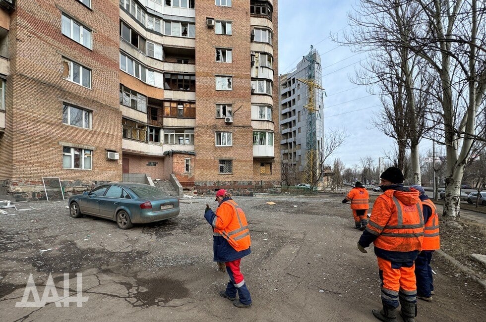 В Киевском районе Донецка закрывают тепловой контур поврежденных обстрелом домов  ДАН:    Написать в чат-бот  «Сегодня начнутся замеры оконных блоков, которые сразу передаются в производство в Донецке и Макеевке. Ставлю задачу за 7-10 дней заменить все 283 окна. Один на один с проблемами никого не оставим. Раненым при обстреле жителям желаю скорейшего выздоровления»,  — написал Глава ДНР Денис Пушилин в своем телеграм-канале.  По его словам, на части объектов работают 26 человек.  Читать полностью