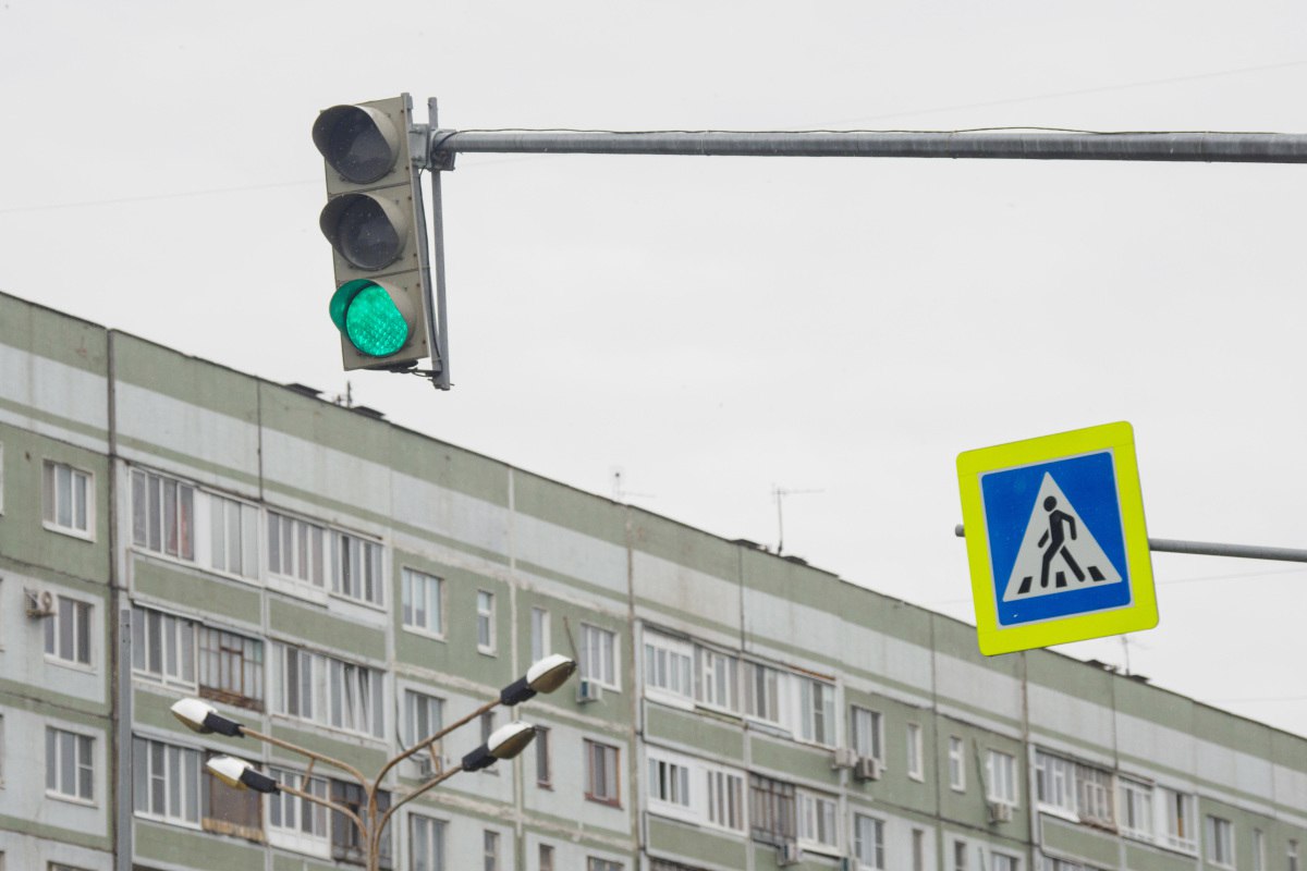 БО Новости В Казани на нескольких перекрестках из-за дождя перестали работать светофоры. Об этом предупредили в ГАИ города. Речь идет об этих участках: ул. Мира — Советская; ул. Мира — Шоссейная Дербышки ; ул. Аграрная — Автовокзал «Южный»; ул. Салимжанова — Миннуллина. Специалисты уже выехали на ремонт объектов. @