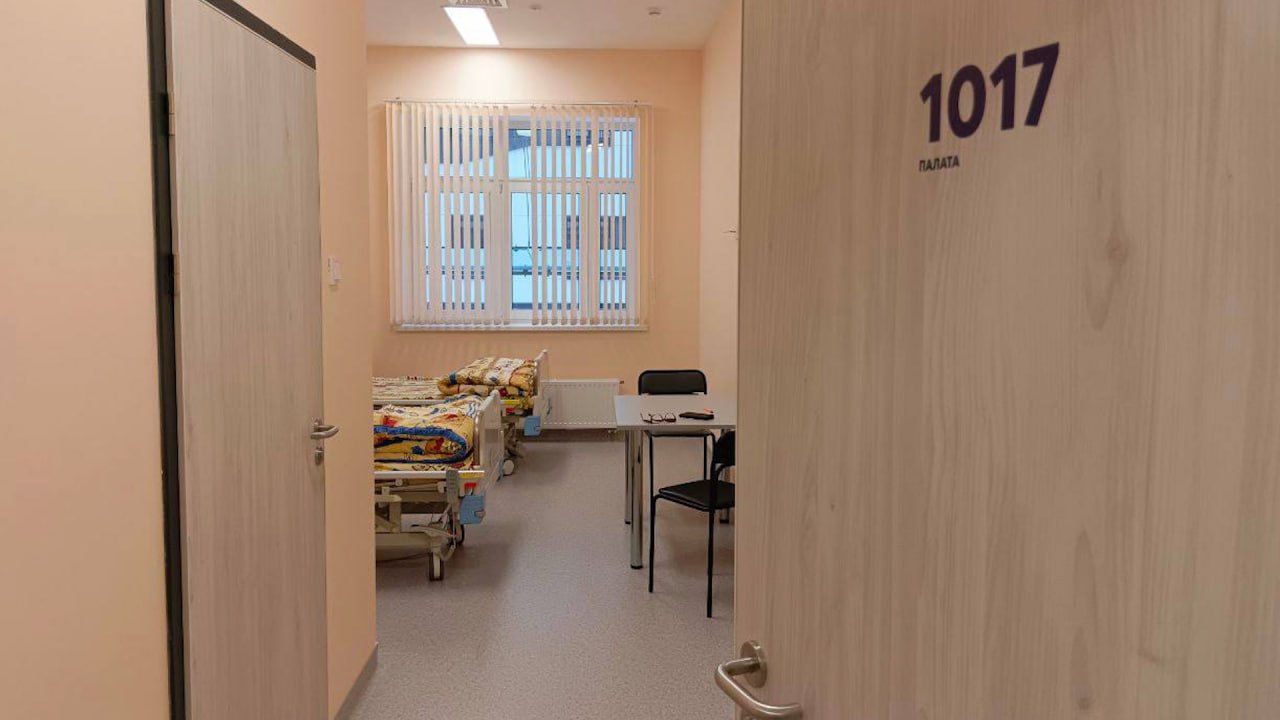 В областном Онкоцентре открыли дневной стационар для пациентов С 26 января в областном онкоцентре пациентов начали принимать в новом специально организованном отделении дневном стационаре хирургических методов лечения Сюда направляются пациенты которым показаны малые хирургические вмешательства Новое отделение предназначено для удаления небольших новообразований кожи полипов установки и удаления порт систем а также проведения различных видов биопсий Такой формат позволяет проводить необходимое но небольшое по объему лечение без круглосуточной госпитализации что дает пациентам возможность быстрее вернуться к привычному ритму жизни Источник региональный Минздрав