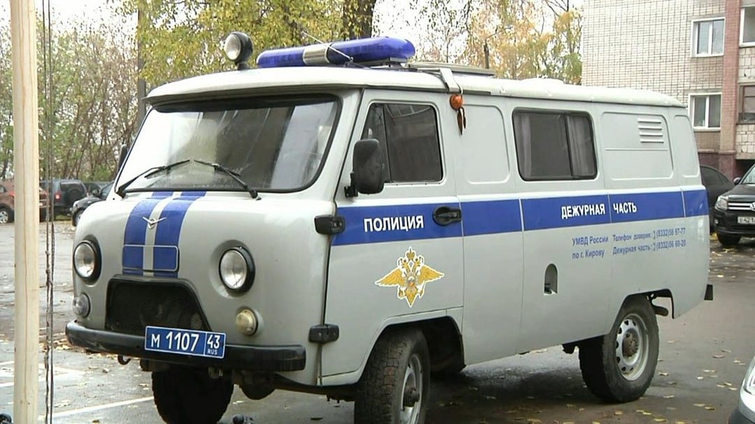  В городе Советске полицейские раскрыли грабеж по горячим следам Вечером 5 июня в дежурную часть МО МВД России «Советский» поступило телефонное сообщение от 22-летнего мужчины. С его слов к нему подошел неизвестный на улице Кандакова с просьбой дать сотовый телефон для неотложного звонка. А когда смартфон стоимостью в 12 тысяч рублей оказался у него в руках, то стал угрожать владельцу применением насилия. С похищенным телефоном грабитель скрылся. Получив описание предполагаемого преступника, выехавший на место наряд патрульно-постовой службы приступил к поиску. Отрабатывая улицы города Советска, полицейские задержали схожего по приметам гражданина. Им оказался житель Санчурского района 1986 года рождения. Похищенный телефон изъят. Возбуждено уголовное дело по статье «Грабеж». Кроме того, установлена причастность задержанного к кражам из магазина – изъяты похищенные продукты питания. Решается вопрос о возбуждении еще одного уголовного дела по статье «Кража». "Полиция Кировской области"