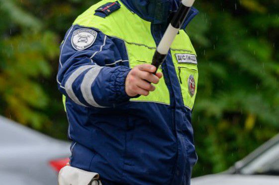 За прошедшую неделю с 7 по 14 ноября сотрудниками Госавтоинспекции Крымского района пресечено более 600 нарушений правил дорожного движения Пресечено 10 фактов управления транспортом водителями не имеющими на это право За данное правонарушение предусмотрено наказание в виде административного штрафа от 5 до 15 тысяч рублей 2 водителя управляли автомобилем будучи лишенными права управления Санкциями вменяемой им статьи предусмотрено наказание в виде административного ареста 40 водителям грозит штраф в размере 7500 тысяч рублей либо лишение права управление на срок до 6 месяцев за выезд на полосу встречного движения в местах где это запрещено 94 пешехода оштрафованы за переход проезжей части не в установленном месте 30 водителей заплатят штраф 3000 рублей за нарушение правил перевозки детей Кроме того пресечено 5 фактов управления автомобилями водителями в состоянии опьянения Нарушителей ждет штраф в размере 45 000 рублей с лишением права управления ТС на срок до 2х лет Госавтоинспекция напоминает что управление транспортом в нетрезвом состоянии является самым грубым нарушением правил дорожного движения За совершение подобного проступка повторно предусмотрена уголовная ответственность с максимальным наказанием в виде лишения свободы до двух лет Госавтоинспекция Крымского района Подписаться