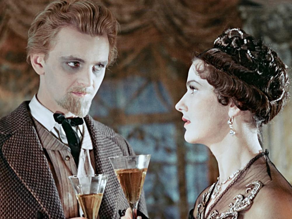 На каникулах жители Архангельска читали Достоевского и слушали рэп Аналитики холдинга ON Медиа входящего в группу компаний МТС проанализировали интересы жителей Поморья во время новогодних каникул с 31 декабря по 11 января и рассказали что предпочитали смотреть читать и слушать архангелогородцы Фильмы и сериалы В тройку самых просматриваемых отечественных фильмов и сериалов вошли Алиса в стране чудес Шальная императрица и Жека Рассел Лидерами среди зарубежных картин стали Один дома Дракула Долгая прогулка Традиционно на каникулах телеканалы транслировали новогодние кинокартины музыкальные шоу и праздничные огоньки Чаще всего северяне смотрели Первый канал Россию 1 и ТНТ Книги На каникулах горожане зачитывались фэнтези фантастикой детективами любовной и классической прозой Среди самых популярных произведений в регионе оказалась повесть Достоевского Записки из мёртвого дома Произведение написано по мотивам жизни Федора Михайловича а именно периода 1850 1854 годов когда писатель находился в заключении в Омском остроге В своей книге он описал быт заключенных их мировоззрение мечты и отношения друг с другом а также поделился своими размышлениями о вере преступлениях и будущем Кроме того в число самых читаемых вошли роман Лучшие враги Марина Ефиминюк и романтическое фэнтези Четвёртое крыло Ребекка Яррос Музыка В праздники жители Архангельской области отдавали предпочтения рэпу поп и танцевальной музыке Возглавили рейтинг любимых композиций Под Новый Год Betsy Ded M Худи Джиган ARTIK ASTI NILETTO и БАНК ICEGERGERT Zivert Фото стоп кадр из фильма Идиот