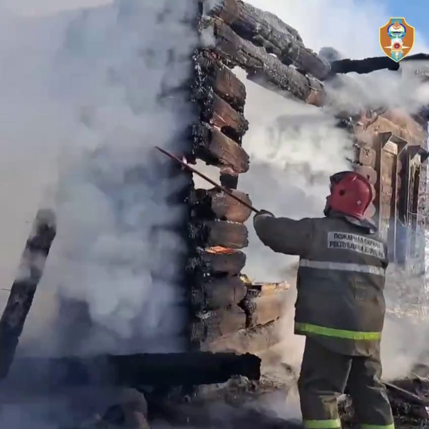 Пожилой мужчина погиб на пожаре в Бурятии Днем 24 января в Заиграевском районе на станции Кижа горел двухквартирный дом В результате пожара квартира 1 выгорела полностью В нежилой квартире 2 повреждены стены изнутри уничтожена крыша В ходе разбора конструкций было обнаружено тело мужчины 1957 года рождения Предварительно причиной пожара стало нарушение правил пожарной безопасности при эксплуатации печного отопления сообщили в агентстве ГО и ЧС Бурятии АТВ