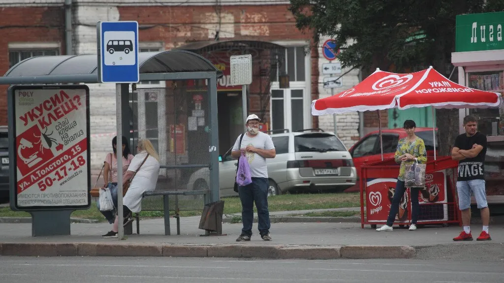 В этом году в рамках национального проекта Туризм и гостеприимство продолжится обустройство центра Барнаула Об этом рассказал губернатор Алтайского края Виктор Томенко отметив что в результате очередного конкурсного отбора победил проект по развитию туристского центра Барнаула в соответствии с уже разработанной концепцией Это будет третий этап реализации Общая сумма выделенных средств из федерального и краевого бюджетов 19 6 миллиона рублей На проспекте Ленина от площади Баварина до площади Октября планируется обновить 14 остановочных павильонов Эта центральная магистраль связывает ключевые туристические объекты поэтому павильоны хотят сделать полезными для гостей города Так помимо вывесок с названиями остановок на павильонах будет размещаться информация о краевых и городских мероприятиях и все необходимое для туристов