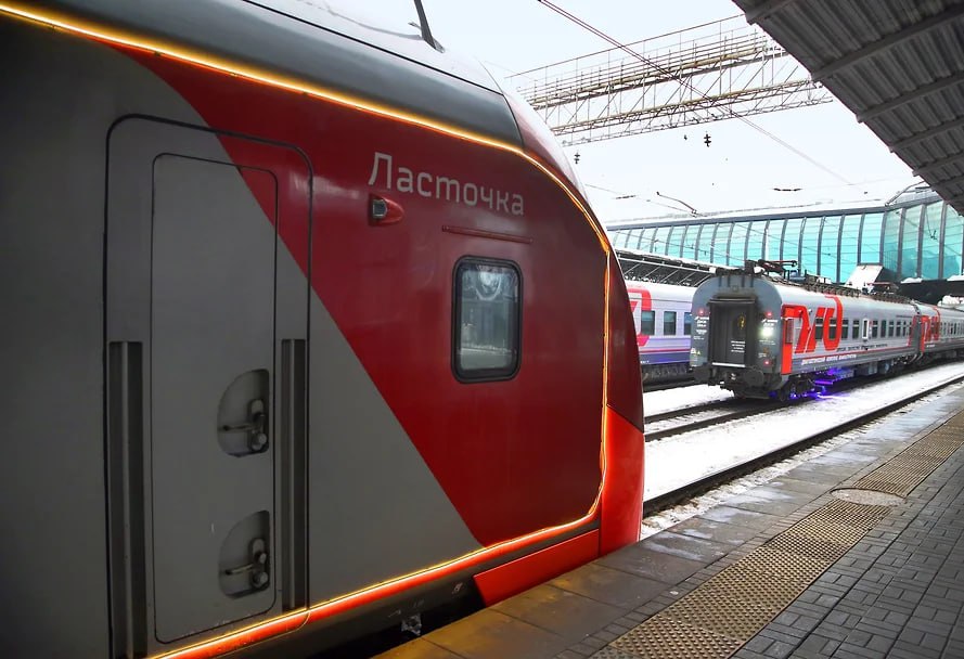 Ласточка между Самарой и Уфой будет с большой вероятностью запущена с 30 апреля 2026 года Об этом сообщил СМИ начальник Куйбышевской железной дороги Вячеслав Дмитриев По словам господина Дмитриева уже предусмотрены графики движения пригородных поездов из Самары в Уфу по пятницам субботам и воскресеньям Ласточка между Самарой и Уфой пройдет через Отрадный Похвистнево Бугуруслан и Абдулино Фото Юрий Стрелец Коммерсантъ Подписывайтесь на Ъ Уфа Оставляйте бусты