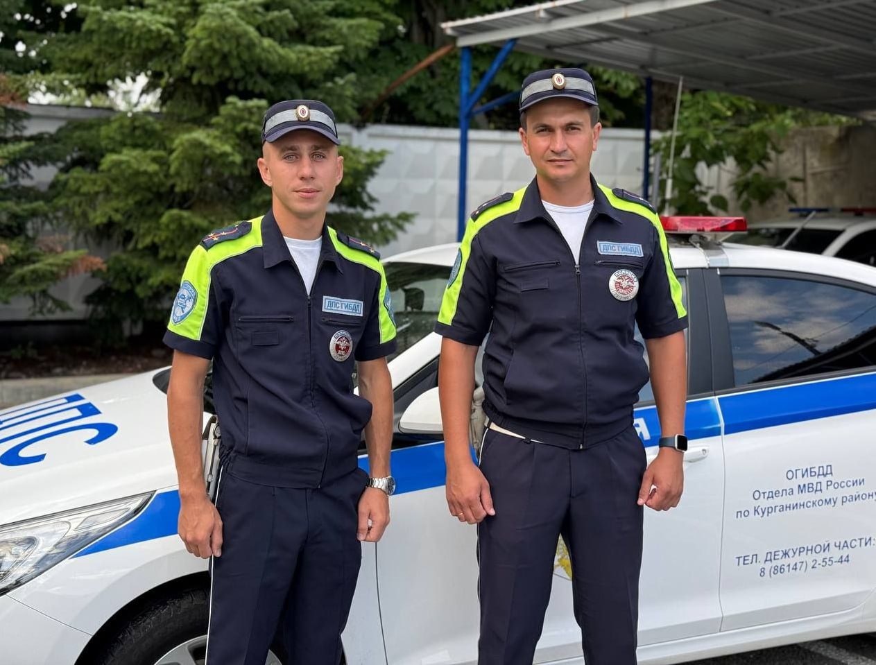 В Курганинском районе госавтоинспекторы спасли мальчика с эпилепсией. У шестилетнего ребенка начался приступ. Его отец попросил помощи у полицейских Александра Шлыкова и Дениса Нескребина. Они быстро доставили мальчика в больницу на своей машине с мигалками. Врачи оказали ребёнку необходимую медпомощь. Отец поблагодарил полицейских за спасение сына.