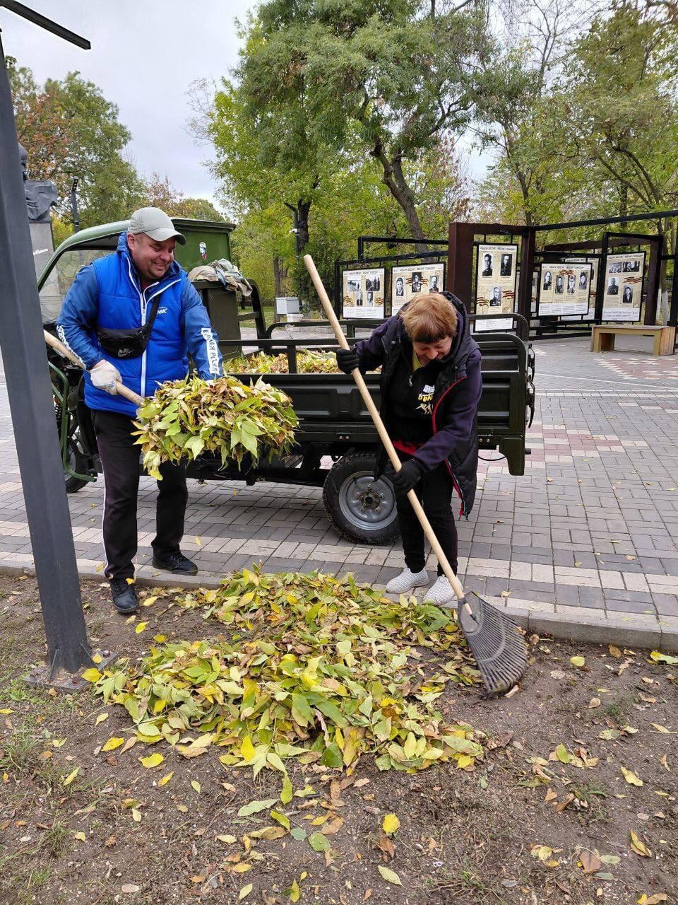 В населенных пунктах Генического округа продолжаются работы по благоустройству Сегодня 3 октября работники МКУ Азовкоммунсервис провели плановые работы по благоустройству и наведению порядка на вверенных им территориях   Геническ Спилено аварийное дерево на проспекте Мира Проведена уборка опавшей листвы и мусора в парке культуры и отдыха   Новоалексеевка Комплексная уборка детской площадки Проведены культивация прополка сбор и вывоз мусора травы и камней   Стрелковое Продолжается покос травы на улице Центральная Уборка мусора на обочинах улице Приморская