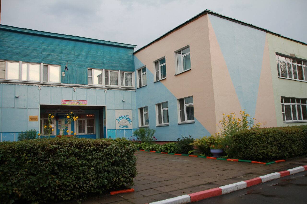 Детский сад при гимназии № 9 капитально отремонтируют в микрорайоне Купавна Здесь обновят фасад, кровлю и инженерные сети. А ещё установят камеры видеонаблюдения и противопожарное оборудование. Завершить все работы и открыть дошкольное отделение планируют в сентябре 2026 года.