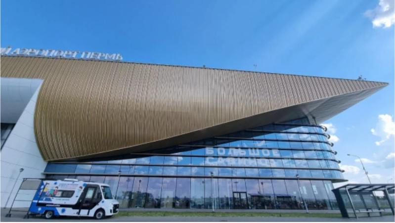 В Перми нашли подрядчика для реконструкции аэропорта за почти 2 млрд руб. Победителем конкурса на реконструкцию стало АО «Уралмостострой», которое специализируется на строительстве автодорожных и железнодорожных мостов и путепроводов. Здесь ее основной задачей будет реконструкция перрона, а также корректировка ранее разработанных проектов, учитывая строительство нового аэровокзального комплекса, рулежных дорожек и инженерных сетей. По условиям контракта, «Уралмостострой» разработает проектную документацию и получит заключение экспертизы. Все работы должны быть завершены до 30 сентября 2026 г. В мае мы писали, что в аэропорту "Большое Савино" сменилось руководство. ™ Пристегните ремни