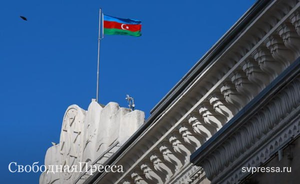 Минувшая неделя ознаменовалась политическим обострением в российско-азербайджанских отношениях.  Товарооборот России и Азербайджана в прошлом году вырос примерно на 10%, до почти $4,8 млрд. Согласно данным Государственного таможенного комитета  ГТК  Азербайджана, за январь-май 2025 года товарооборот вырос уже на 24,2%, до $2,161 млрд.  Для России товарооборот с Азербайджаном, который занимает 0,67% от всей товарной торговли, ничего не значит, если смотреть на абсолютные цифры.  Но скорее торговая война будет проблемой для Азербайджана, просто потому что российская экономика и рынок намного больше.  Азербайджан поставляет в основном фрукты и овощи. Но у России есть альтернатива — импорт из Молдавии и Узбекистана. Цены, конечно, могут вырасти, а качество продуктов может упасть, как это всегда происходит в случае торговых войн.  Если Азербайджан и пойдет на разрыв торговых связей, то это для него будет неверная политика...  Читать далее  #Бизнес_СвободнаяПресса