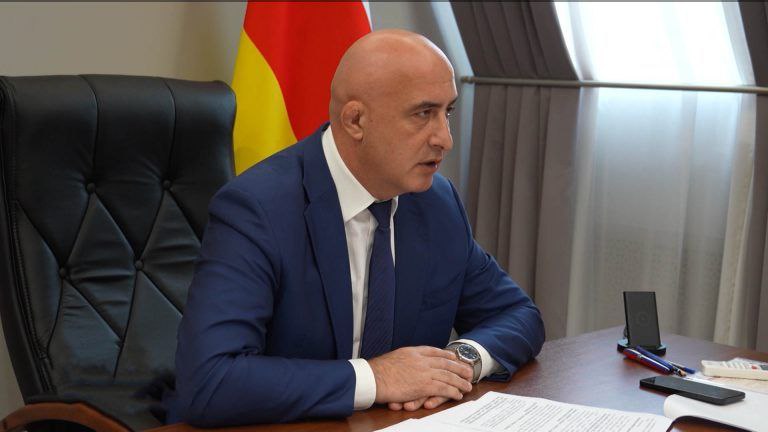 Заместитель председателя правительства РСО-Алания Атаров Георгий Эльбрусович обсудил с заместителем министра строительства и ЖКХ России Ересько Алексеем Васильевичем переселение граждан из аварийного жилья В своем ежегодном послании-докладе Глава республики Сергей Меняйло дал поручение для данных целей — необходимо разработать и утвердить новую региональную адресную программу. «Я подробно рассказал Алексею Васильевичу о ситуации в регионе. Нам предстоит переселить более пяти тысяч человек. А это почти 100 тысяч квадратных метров, поэтому без федеральной поддержки региону не обойтись», — поделился в своем телеграм-канале Георгий Эльбрусович. Также по поручению заместителя председателя правительства нашей республики МинЖКХ совместно с Госжилнадзором разрабатывают на сегодняшний день «светофор» аварийных домов, который определит порядок переселения людей из непригодного жилья. Уже скоро он появится в публичном доступе.
