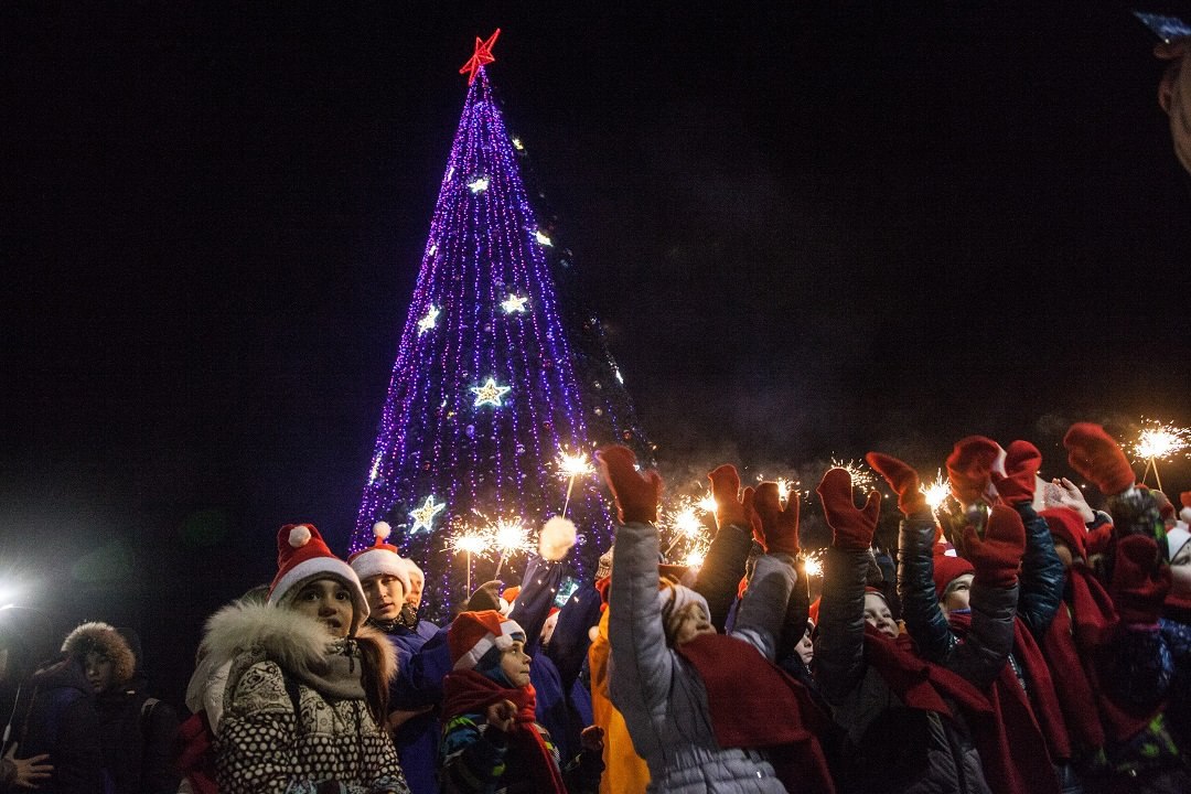 Хотя в новогоднюю ночь на городской эспланаде не было концертов и не работали горки, пермяки по традиции устремились в главный ледовый городок. Как сообщили в городской администрации, всего в ночь на 1 января на эспланаду пришли более 20 тысяч человек.  Подробности: