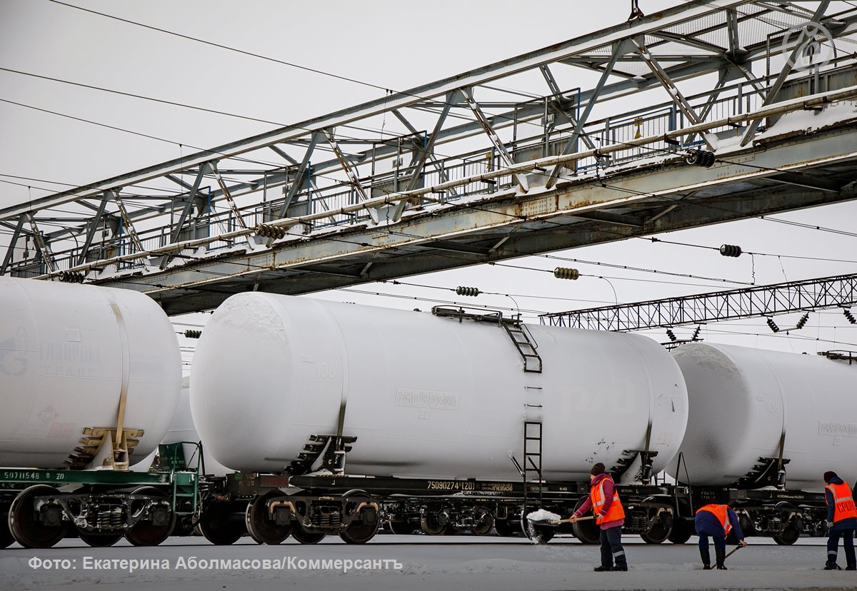 Перебои с поставками пропана и метана на сети АЗС фиксируются в Нижегородской области Как рассказали в группе компаний Реал Инвест они вынуждены закрывать свои заправки с газомоторным топливом из за того что в феврале начались задержки поставок по железной дороге и проблема характерна не только для Нижегородской области В сети заправок Газэнергосеть НН сообщили что у них осталось топлива на три четыре дня а некоторые газонаполнительные станции уже пусты Весь газ брошен на разных железнодорожных станциях до адресатов он не доходит Дело не производителях заводы отгружают но железная дорога задерживает рассказали в компании В пресс службе ГЖД сообщили что железная дорога работает в условиях сильных снегопадов и предпринимает все необходимые меры для беспрепятственного движения поездов Задержек в погрузке и отправлении грузовых составов в том числе с сжиженным газом на Горьковской магистрали не зафиксировано Движение осуществляется в штатном режиме рассказали в ГЖД Подписывайтесь на Ъ Приволжье