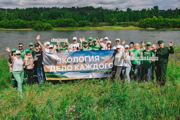 В Иркутске прошла экологическая акция по очистке берега Ангары  Сотрудники Межрегионального управления Росприроднадзора по Иркутской области и Байкальской природной территории и другие горожане вышли на уборку  берега в районе улицы Полярная.  Более 50 волонтеров проверили прибрежную зону протяженностью более четырех километров, собрали и отсортировали более полутора тонн мусора. Участники акции установили скамейки и урны для мусора, изготовленные из переработанного пластика, разместили на информационных стендах плакаты с призывами соблюдать чистоту.  Специалисты Центра лабораторного анализа и технических измерений по Сибирскому федеральному округу взяли пробы воды для проведения качественных исследований.