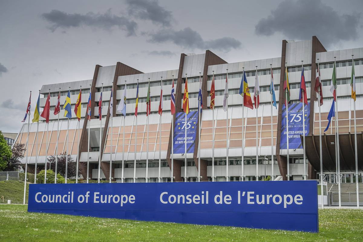 Власти Европейского союза ЕС не нашли средств на создание спецтрибунала по Украине Об этом со ссылкой на источники сообщает Euronews По словам собеседников издания европейские власти списывают невозможность найти финансы с сокращением администрацией президента США Дональда Трампа помощи Украине Совет Европы первоначально представил проект бюджета который включает общие операционные расходы связанные с трибуналом в размере около 75 миллионов евро в год передает Euronews Источники также отмечают что на данный момент не определен состав стран участниц трибунала Захарова назвала задуманный Европой трибунал против России ничтожным Ранее стало известно что Венгрия и Словакия отказались участвовать в инициативе ЕС по созданию трибунала против России