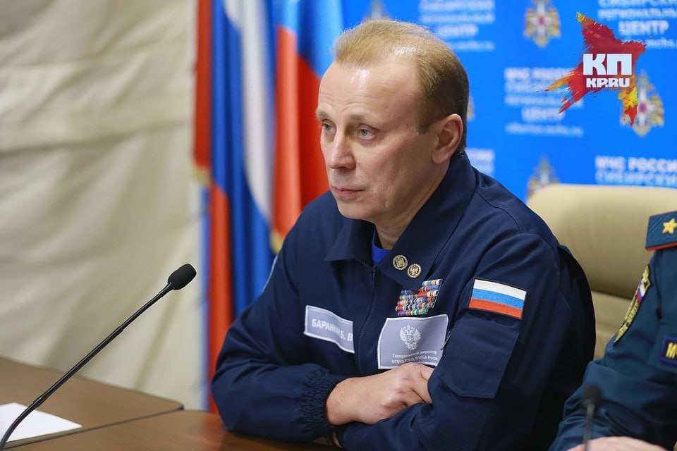 Подменял дорогие лекарства на дешевые аналоги экс директор красноярского ФМБА Борис Баранкин получил шесть лет колонии Экс директора красноярского ФМБА осудили за растрату более 15 миллионов рублей эти деньги перечислялись на счет коммерческой компании за поставку дорогих лекарств однако до пациентов препараты не дошли По версии краевого Следственного комитета с 1 сентября 2018 по 11 мая 2021 года генеральный директор учреждения директор по страховой и внебюджетной деятельности заведующая аптекой провизор а также представитель коммерческой фирмы подменяли дорогие лекарства на дешевые аналоги Деньги на препараты выделял Федеральный фонд обязательного медицинского страхования В итоге же лекарства получили не пациенты а организаторы схемы Подробнее на сайте   Подписаться на kpkrsk