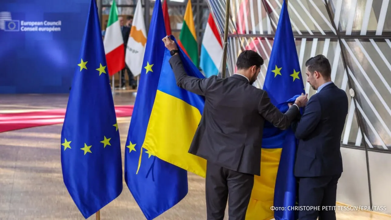 Мечты Украины о вступлении в ЕС к 2027 году разбились об инициативы Франции и Германии которые предложили предоставить Киеву лишь символические льготы пишет Financial Times Согласно немецкой инициативе Украина может получить статус ассоциированного члена с правом участвовать во встречах министров и лидеров ЕС но без права голоса и автоматического доступа к средствам из общего бюджета союза уточнили в материале Франция предлагает схожую модель интегрированный статус государства при котором доступ к сельскохозяйственной политике и европейскому финансированию будет отложен до этапа после вступления добавили в газете В разговоре с FT два высокопоставленных чиновника ЕК отметили что в основном окончательное предложение Еврокомиссии Украине будет близко к немецко французским предложениям В Киеве считают что любая смягченная концепция членства будет воспринята уставшим от конфликта населением как недостаточная замена настоящему членству Больше новостей IZ RU в MAX
