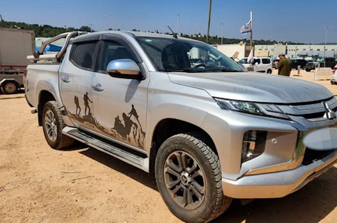 Израильские военные конфисковали пикап Макаревича. Автомобиль принадлежит его последней жене. На днях их Mitsubishi было забрано для нужд армии. Как пошутила супруга рок-музыканта Эйнат Кляйн, «призвали на службу» пока только транспорт. Сам Андрей Макаревич сейчас находится в гастрольной поездке в Европе.