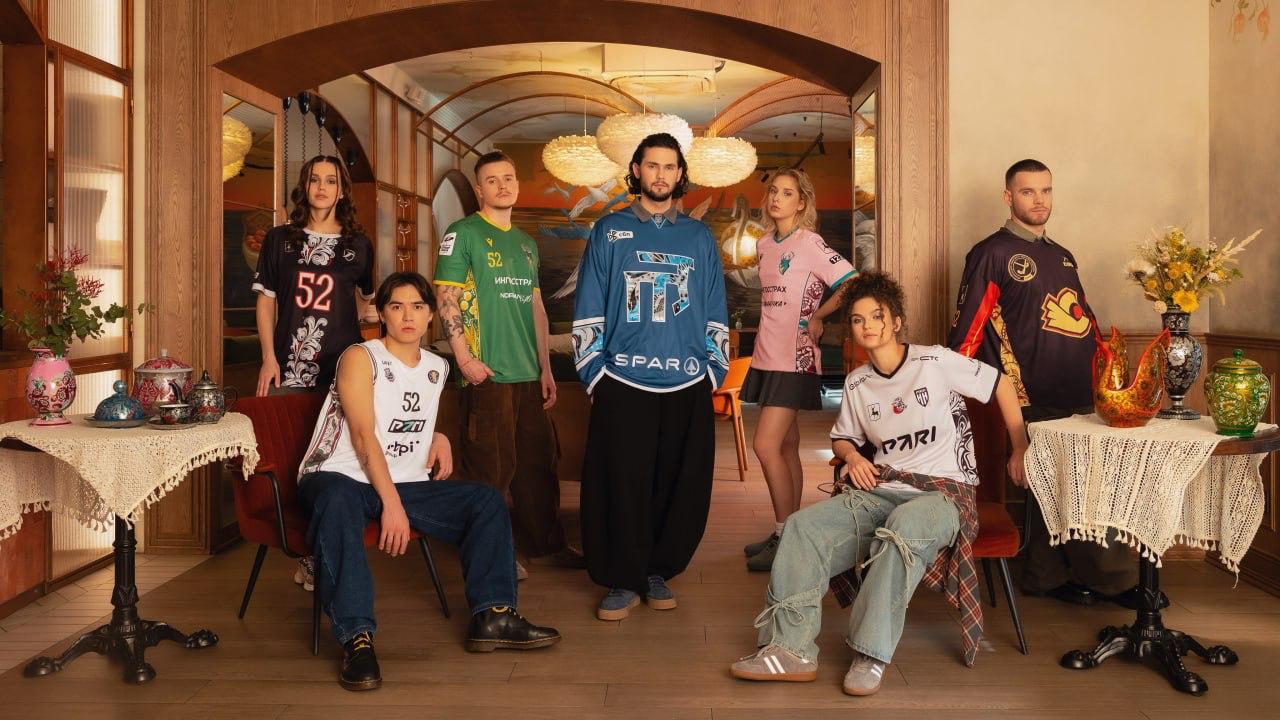 Большой праздник хохломы в Нижнем Новгороде Семь клубов региона сыграют в единой игровой форме в рамках проекта Вместе за Нижний Он приурочен ко Дню народного единства Праздник вдохновлен событиями 1612 года и Вторым Народным ополчением организованным в Нижнем Новгороде Форма посвящена многообразию хохломы На нее нанесут стили из различных коллекций и эпох с 1930 х годов до современности В ней в ближайших домашних матчах выступят футбольный и баскетбольный Пари НН хоккейные Торпедо и Старт волейбольный Горький а также мини футбольные Торпедо и Норманочку Матчи клубов станут тематическими планируются активности для болельщиков и соответствующее визуальное оформление Будет интересно и очень красиво Match TV