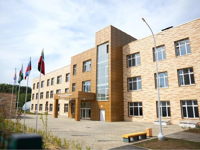 Школа 123 откроется после ноябрьских праздников В августе жителей ЖК Лето 15 тыс человек за неделю до 1 сентября сообщили что школа не откроется Родители заподозрили проблемы с лицензией однако в управлении образования пояснили лицей ещё не передан на баланс города Позже власти заявили что подрядчик не подал документы на ввод школы в эксплуатацию хотя педсостав уже был сформирован Родителей попросили вернуть детей в прежние школы а иногородним предложили временно учиться в 184 й 116 RU в Max