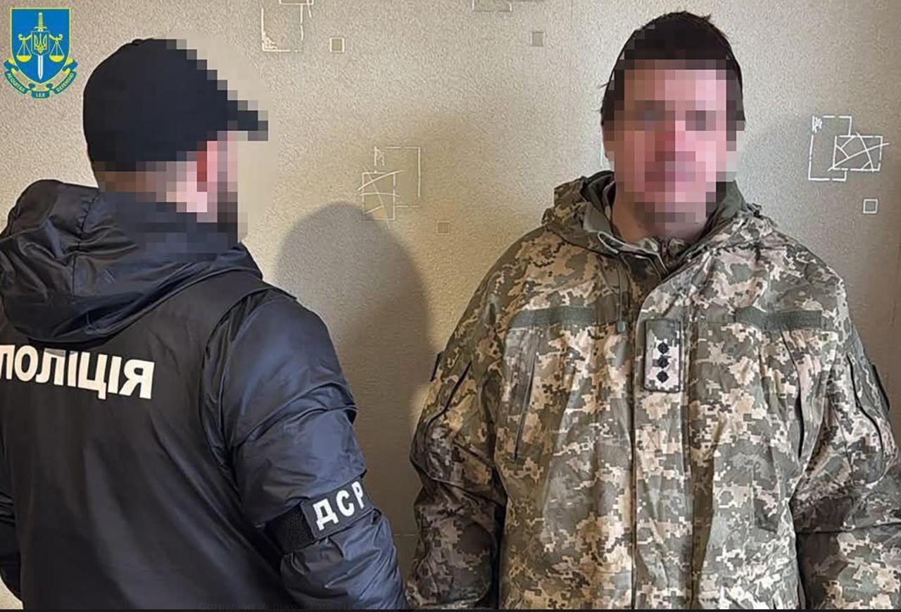 Сотрудник Харьковского ТЦК приговорен к 5 годам тюрьмы за то, что продавал липовые повестки, благодаря которым мужики могли избежать «бусификации» на улице. Почему такой суровый срок, учитывая, что этим промышляют все украинские ТЦКшники? Ответ прост: свои повестки он продавал всего за 4 тысячи гривен, то есть примерно за 7,5 тыс рублей. Таким образом, он нагло демпинговал на рынке платных услуг от ТЦК. Такой себе Робин Гуд! Забирал у государства повестки и почти задаром раздавал бедным. Вот его примерно и наказали. Чтобы другим неповадно было!