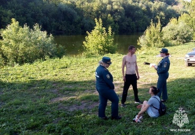 В Орле произошла трагедия на воде Вечером на телефон 112 поступило сообщение о том, что в реке Ока недалеко от Бетонного переулка в Орле в не оборудованном для купания месте утонул мужчина. По словам очевидцев мужчина пытался переплыть реку Оку, но в какой-то момент скрылся из вида. Друзья вызвали спасателей, спустя полчаса было извлечено тело мужчины 1989 г.р. Это второй случай гибели на воде за купальный сезон 2025 года. Оба произошли в не оборудованных для купания местах. На месте происшествия работают психологи ГУ МЧС России по Орловской области. МЧС России напоминает: купайся только на оборудованных пляжах; не входи в воду в состоянии опьянения; не оставляй детей без присмотра; в жару старайся избегать прямых солнечных лучей.