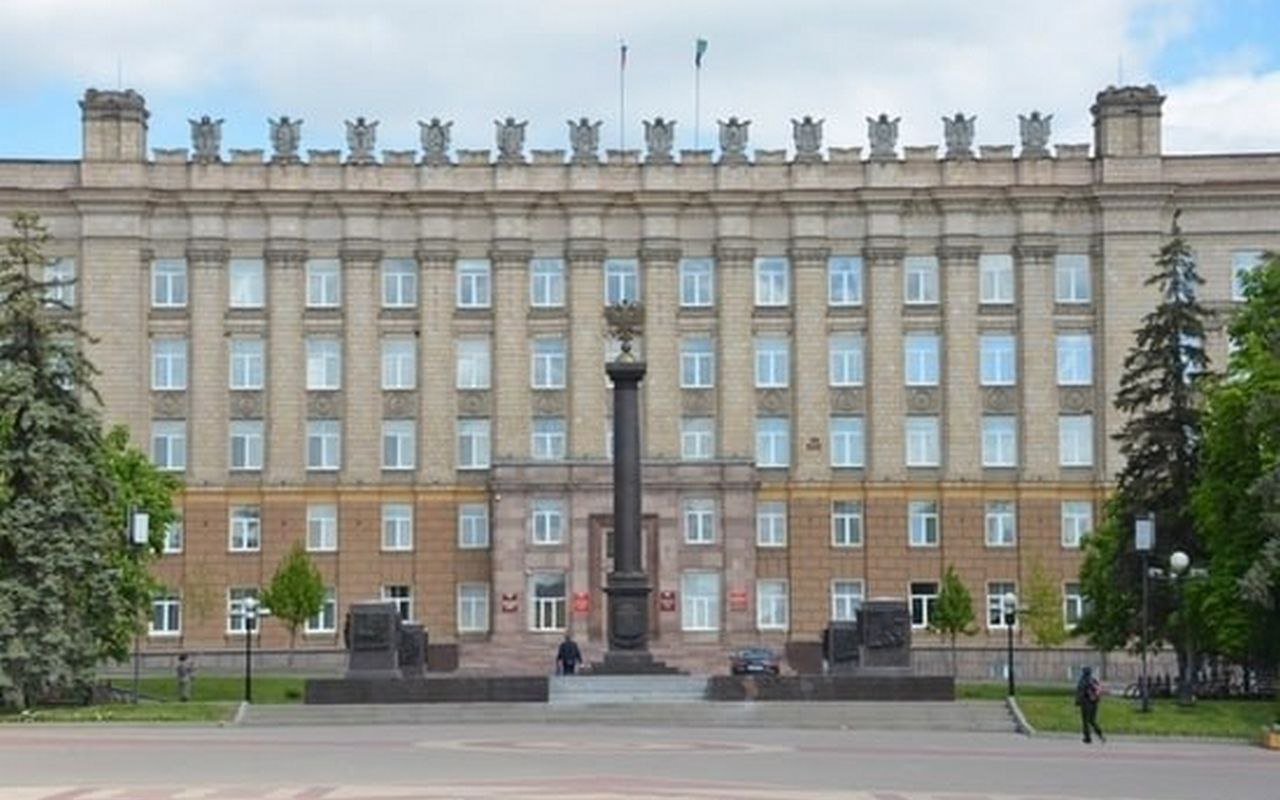 Два белгородских министра станут вице губернаторами и продолжат руководить своими ведомствами Губернатор Белгородской области Вячеслав Гладков на оперативном совещании объявил о кадровых изменениях министр финансов и бюджетной политики Наталья Шаролапова и министр цифрового развития Сергей Четвериков получат статусы вице губернаторов региона Оба при этом продолжат руководить соответственно финансовым и цифровым блоками областного правительства Глава области отметил что новые заместители расширят спектр своих обязанностей и укрепят межведомственное взаимодействие Решение связано с необходимостью усилить контроль за расходованием бюджетных средств и повысить ответственность министерств перед надзорными органами Причины очень простые в отдельных направлениях слабый контроль приводит к претензиям со стороны правоохранительных органов Многие нарушения можно было бы избежать при должном контроле пояснил Гладков t me abiregbel