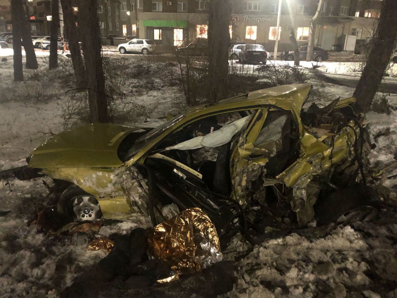 Два человека пострадали в ДТП на Московском проспекте  Авария произошла вчера у дома №142. 19-летний парень за рулём BMW столкнулся с Renault Logan.   В результате аварии в больницу доставили владельца BMW и его пассажира.