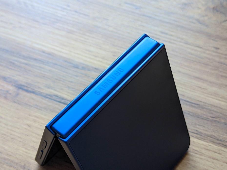 iPhone Fold еще не вышел но Samsung уже готовит его копию под своим брендом Ранее мы писали что Apple готовит свой первый iPhone Fold в очень нестандартном формате в сложенном виде он будет почти квадратным как Blackberry Passport а в разложенном станет похож на iPad Pro Сейчас на рынке нет подобных раскладушек но скоро это изменится Теперь Samsung заинтересовалась утечками из Apple и в спешке готовит конкурента будущему iPhone Fold Новый южнокорейский смартфон будет иметь такие же околоквадратные габариты снаружи и компактную диагональ 5 4 дюйма а внутренний дисплей получит соотношение 4 3 Это не первый случай предварительного копирования Apple В уходящем году Samsung представила смартфон Galaxy Edge на слухах об iPhone Air причем сделала это на пару месяцев раньше самой Apple iguides