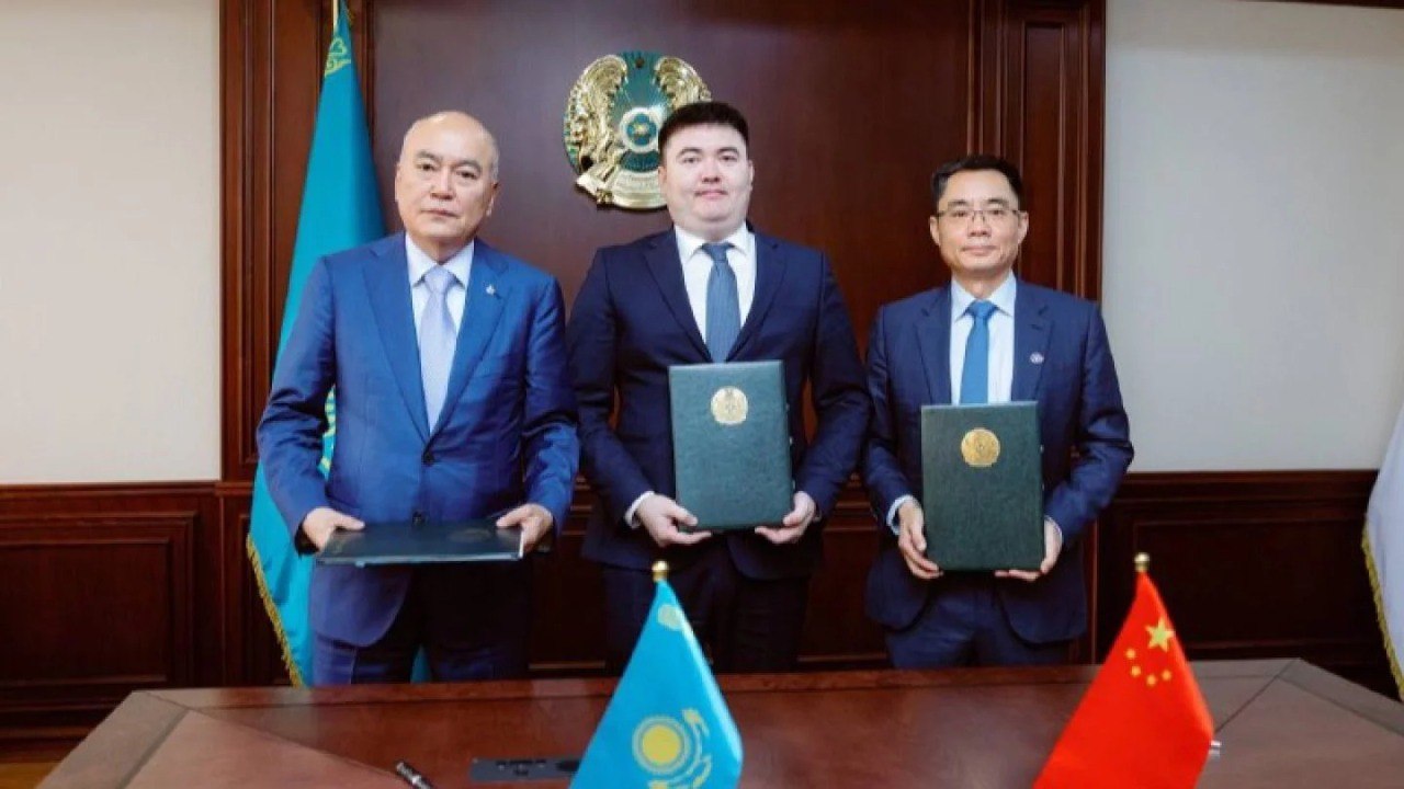 Китайцы получили крупное нефтегазовое месторождение в Атырауской области Минэнерго Казахстана, «КазМунайГаз» и китайская компания China National Offshore Oil Corporation Int. Ltd CNOOC подписали контракт на разведку и добычу по проекту «Жылыой». Речь идёт о разработке одноимённого нефтегазового месторождения в Атырауской области. По информации КМГ, компания CNOOC Hong Kong Holding Ltd «дочка» китайской корпорации займётся разведкой и добычей нефти на сложном участке Жылыой в северо-восточной части Каспийского моря. В рамках проекта будет работать совместная казахстанско-китайская компания у обеих стран по 50 % долей , созданная ещё в октябре 2024 года. На период разведки всё финансирование обеспечит CNOOC. Китайский инвестор проведёт сейсморазведку на площади в 400 квадратных километров, заново обработает исторические данные о запасах углеводородов на участке и пробурит одну надсолевую разведочную скважину глубиной в два километра. Если результаты окажутся положительными — CNOOC займётся бурением подсолевой разведочной скважины глубиной 4500 метров. Площадь участка Жылыой — около 960 квадратных километров. Месторождение расположено частично на большой полосе земли, ранее находившейся под водами обмелевшего Каспийского моря, и частично под водой. Искать инвестора, готового взяться за проект «Жылыой», «КазМунайГаз» начал в прошлом году. Недавно мы сообщали, что другая китайская компания получила право на разведку и разработку нефтяного месторождения Устюрт-2 в Мангистау реплай . • Фото: КМГ.