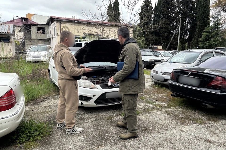 Сочинская таможня передала конфискованный Ford Focus в зону СВО  Авто изъяли на границе с Абхазией — при попытке провоза товаров с сокрытием от контроля. По решению суда машину передали государству, а затем — военным.  С начала СВО таможенники направили в зону боевых действий уже 32 таких авто.