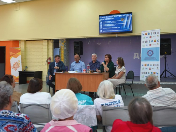 В Волжском продолжается формальная агитация за переход на сезонную оплату отопления Власти Волжского продолжают проводить опросы и мероприятия по переходу на оплату отопления по фактическому потреблению по системе 1 7 На днях этот вопрос обсудили во дворце молодежи Юность Чиновники и эксперты в сфере ЖКХ в очередной раз рассказывали о плюсах новой системы Перед волжанами вновь выступил директор ООО Волжские тепловые сети Михаил Кубанцев и рассказал что при оплате в течение всего года система 1 12 граждане регулярно получают дополнительные платежки в виде корректировки Её производят по окончании отопительного сезона а сумма зависит от разницы между оплаченным и фактически потребленным ресурсом Корректировка всегда вызывает много вопросов которым приходится доплачивать за отопление Подробнее на Волжский ру www volzsky ru index php wx 16 wx2 80948 ВолжскийРу волжский vlz