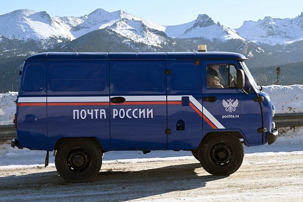 Новые тарифы Почты России вступят в силу с 1 марта 2026 года Это пакет структурных мер призванных обеспечить долгосрочную устойчивость и развитие предприятия в рыночных условиях Среди ключевых инициатив обновление требований к сети почтовой связи расширение перечня разрешенных видов деятельности в отделениях внедрение гибких механизмов оказания универсальных услуг связи Его реализация позволит выйти Почте России на безубыточность снизить долговую нагрузку повысить зарплаты сотрудникам рассказал вице премьер глава аппарата Правительства Дмитрий Григоренко  Новый тариф на пересылку простого письма весом до 20 граммов составит 48 рублей заказного письма весом до 20 граммов 97 рублей письма с объявленной ценностью до 20 граммов 215 рублей  Новый тариф на пересылку простой бандероли весом до 100 граммов составит 100 рублей заказной бандероли весом до 100 граммов 155 рублей Действующие пониженные тарифы в полном объеме сохраняются для пенсионеров инвалидов многодетных семей ветеранов боевых действий участников специальной военной операции и малоимущих граждан Подписаться на Российскую газету в Читать нас в MAX