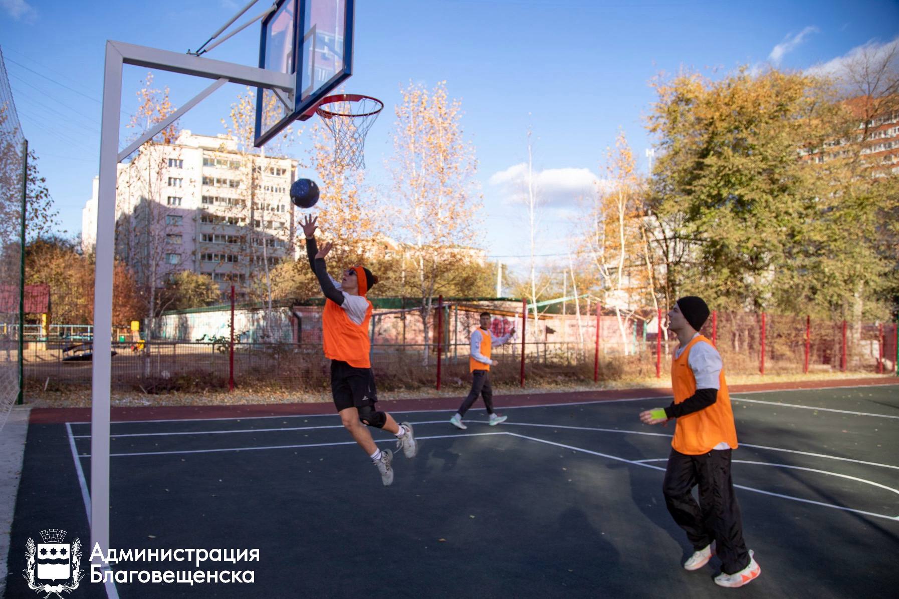 Летом в Белогорье появится новая спортплощадка В селе Белогорье построят универсальную спортивную площадку Новый объект появится в переулке Сосновом 15 Закончить его строительство планируют в этом году до 31 июля  Площадку по достоинству оценят любители спорта и активного отдыха Здесь можно будет заниматься мини футболом баскетболом и волейболом Для этого установят весь необходимый инвентарь ворота баскетбольные стойки а также волейбольные стойки с сеткой Поверхность спортплощадки покроют полиуретаном с резиновой крошкой Вокруг спорткомплекса уложат тротуарную плитку А для тех кто любит наблюдать за игрой оборудуют двухрядную трибуну на 12 мест с навесом  Всего же в этом году в Благовещенске планируют построить 5 спортивных площадок Среди них будут комбинированные спорткомплексы а также зона для игры в волейбол на пляже Пограничный Подписывайтесь на новости Благовещенска в МАХ