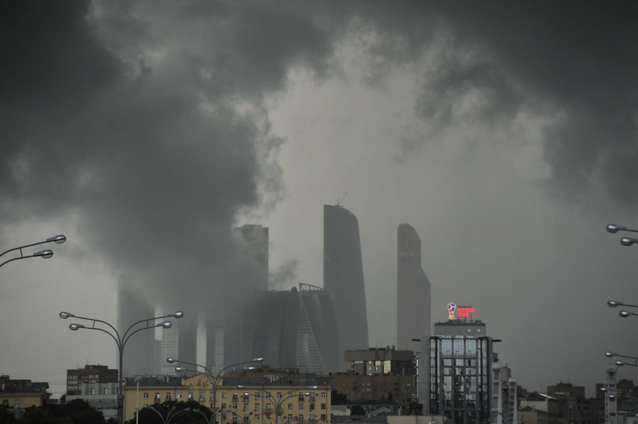 9-балльный шторм обрушится на Москву уже в эту пятницу. В середине дня порывы ветра будут достигать опасных 18-23 м/с, предупредили синоптики.